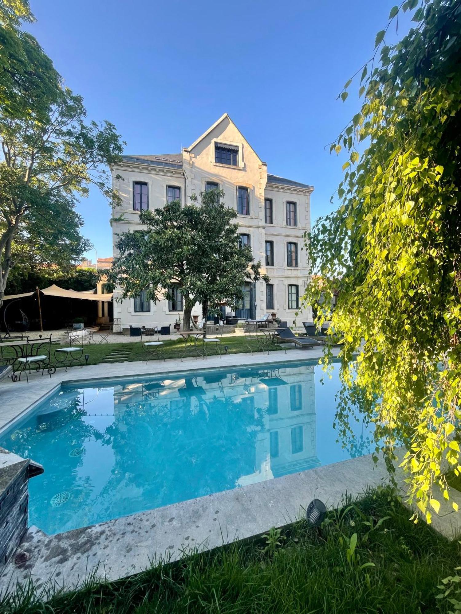 Demeure Saint Louis Historic Manor, City 700M, Parking,A C,Clim,Wifi, Heated Pool, City View Bed & Breakfast