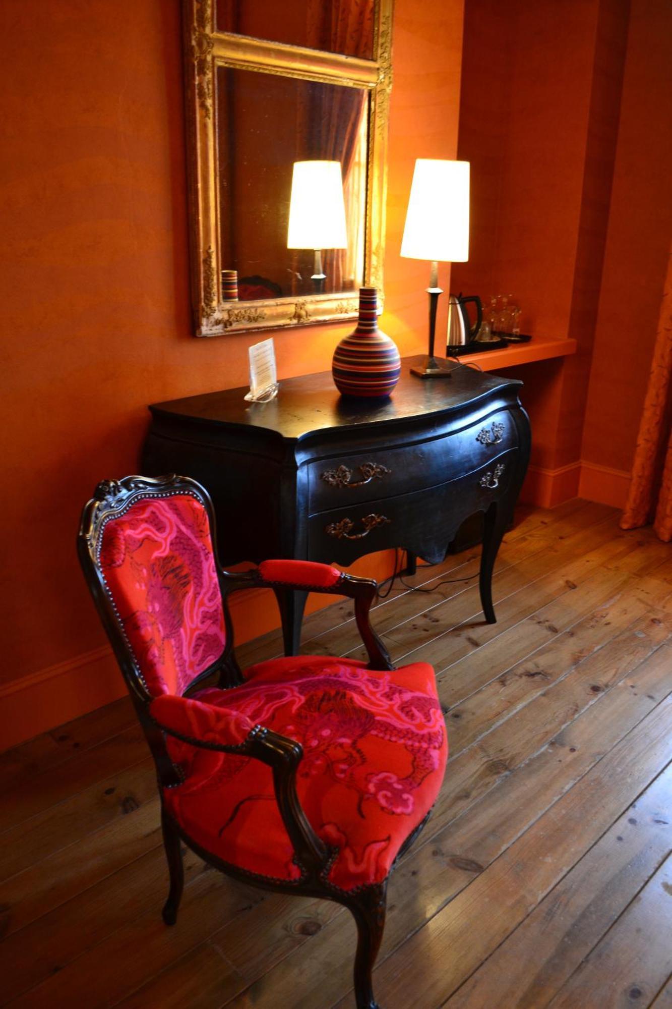 Demeure Saint Louis Historic Manor, City 700M, Parking,A C,Clim,Wifi, Heated Pool, City View Carcassonne