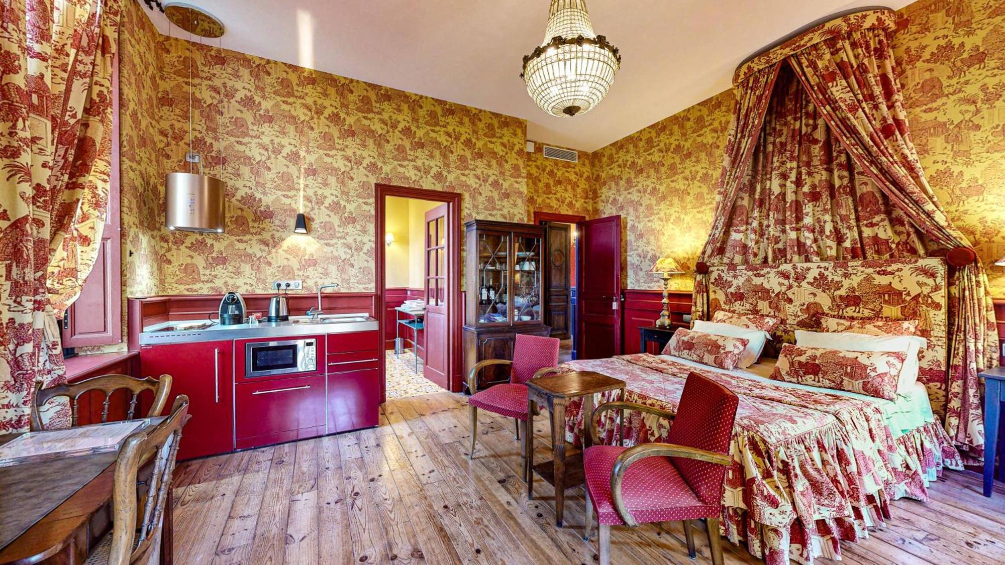 Demeure Saint Louis Historic Manor, City 700M, Parking,A C,Clim,Wifi, Heated Pool, City View Bed & Breakfast