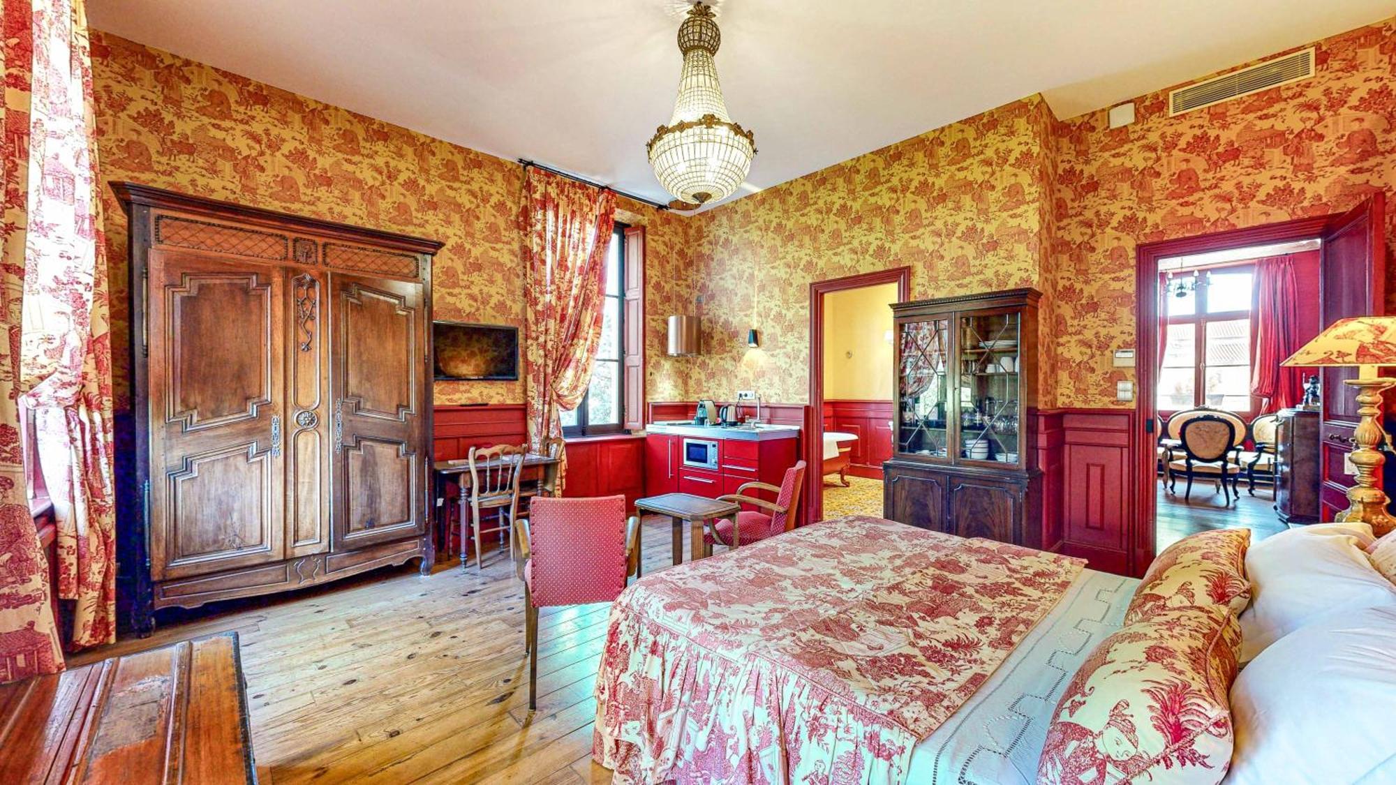 Demeure Saint Louis Historic Manor, City 700M, Parking,A C,Clim,Wifi, Heated Pool, City View Bed & Breakfast 4*
