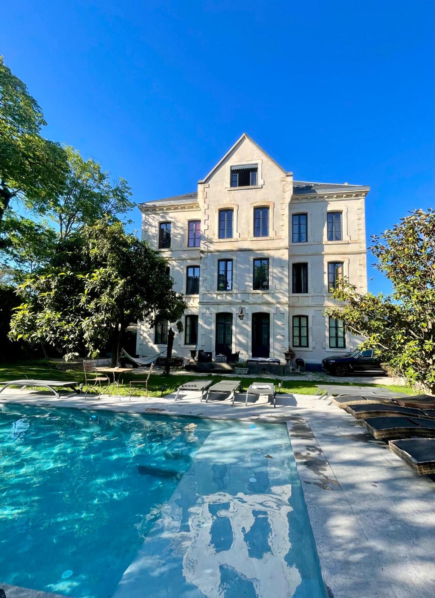 Demeure Saint Louis Historic Manor, City 700M, Parking,A C,Clim,Wifi, Heated Pool, City View Bed & Breakfast